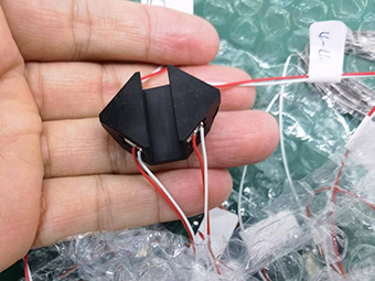 大禹电子非接触式硅胶换能器在制药管道气泡检测中的应用